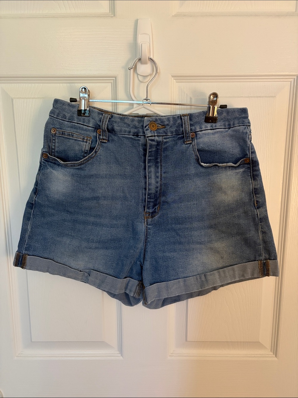 Stretchy Denim Roll-Cuff Women's Shorts - Light Blue